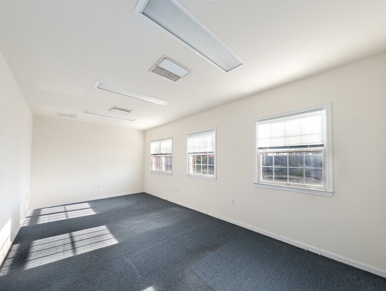 More Photos Of 722 Grant St, Herndon Medical For Sale