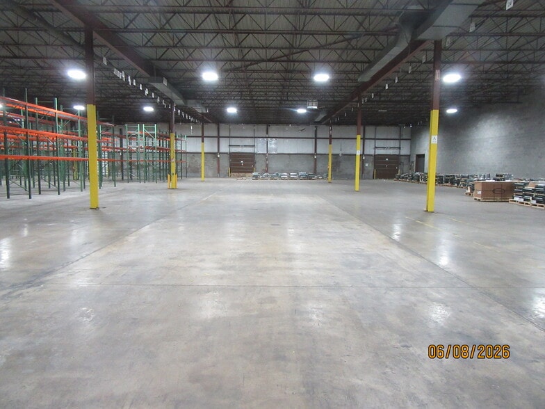 More Photos Of 4472 Steelway Blvd N, Liverpool Warehouse For Lease