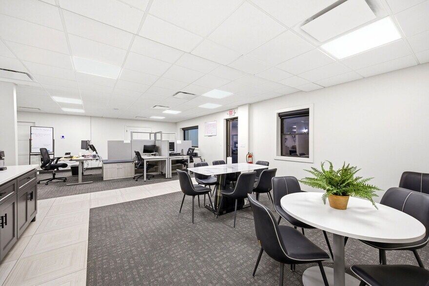 More Photos Of 326 SE Douglas St, Lees Summit Office For Sale