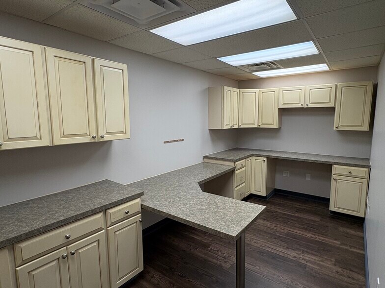 More Photos Of 1359 E Hanthorn Rd, Lima Light Distribution For Lease