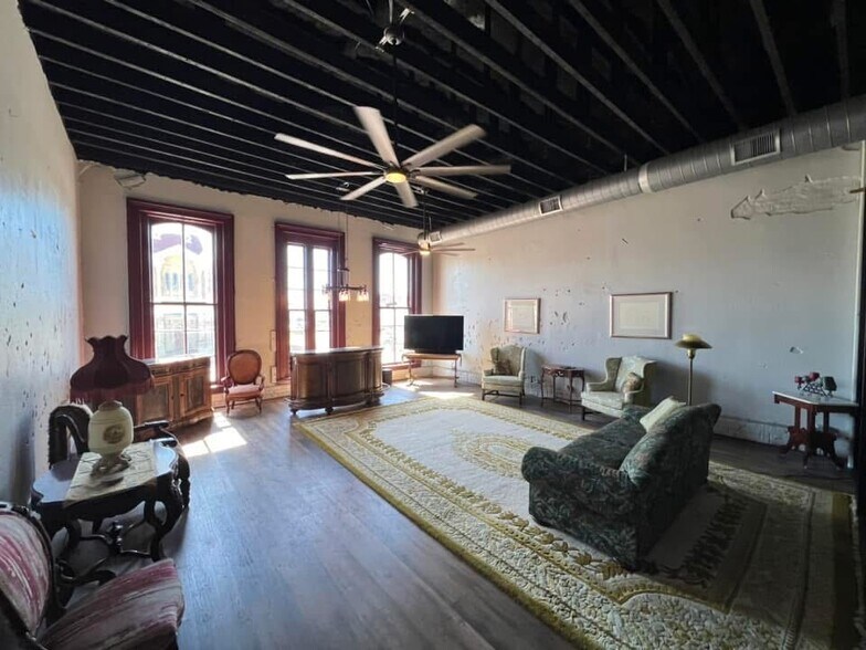 More Photos Of 119 E 5th St, Bonham Restaurant For Sale