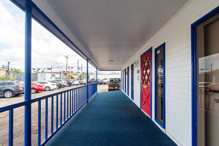 More Photos Of 120 E Mulberry St, Angleton Auto Dealership For Lease