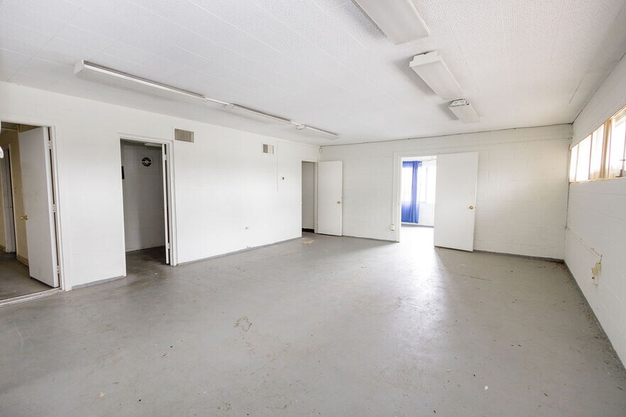 More Photos Of 2520 Hansrob Rd, Orlando Light Manufacturing For Lease