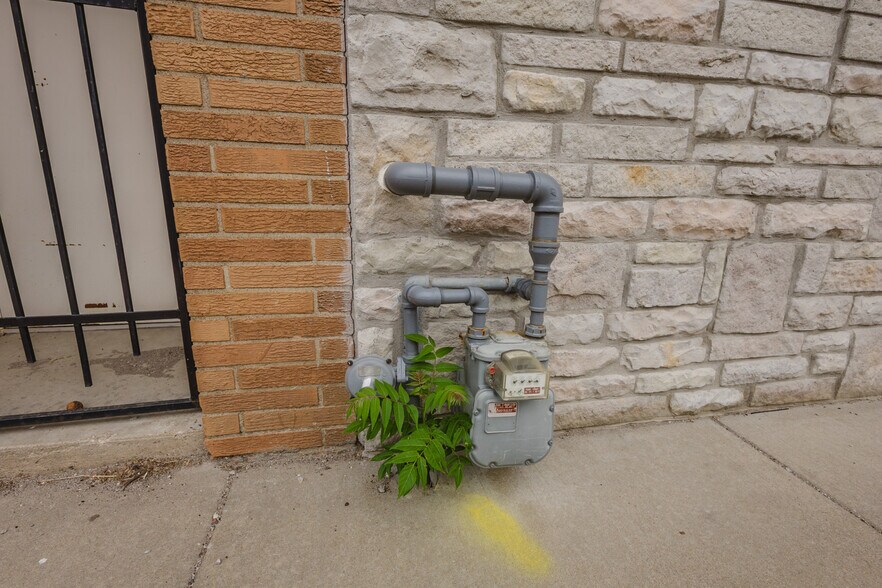 More Photos Of 830 N Kansas Ave, Topeka Bar For Sale