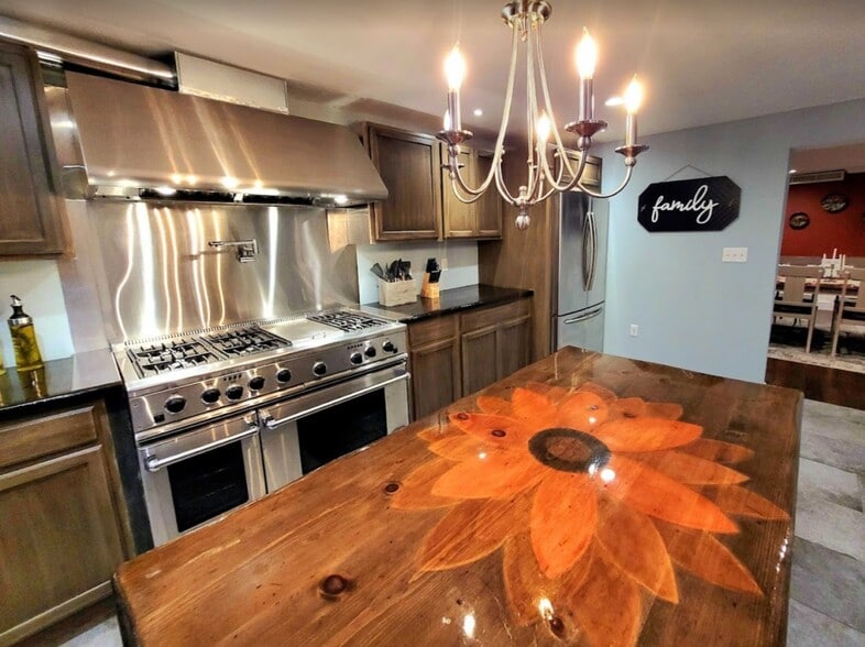 More Photos Of 2735 PA-390, Canadensis Hospitality For Sale