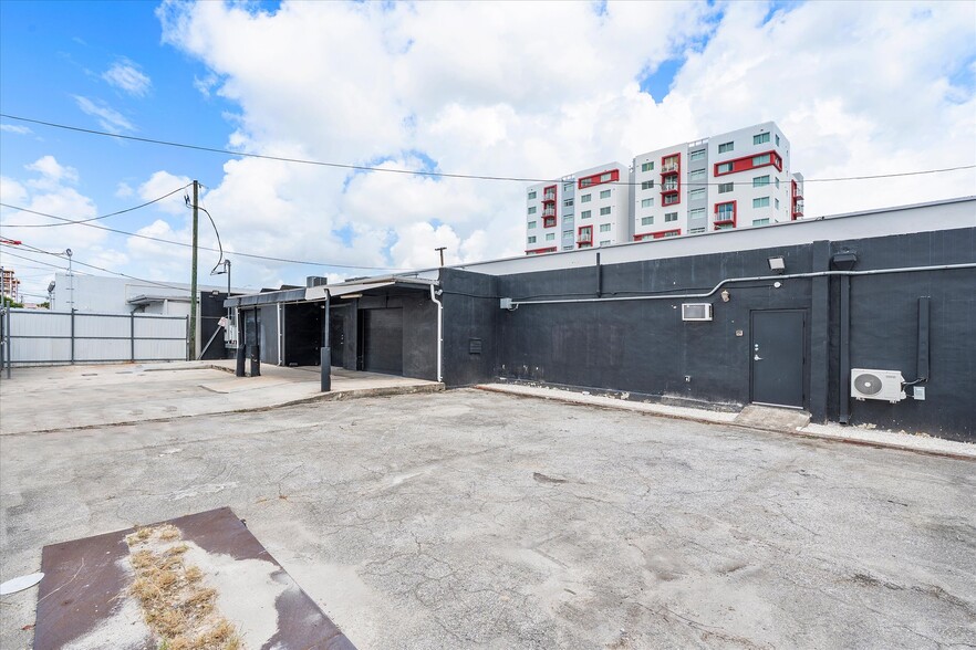 More Photos Of 1500 NW 36th St, Miami Storefront Retail Office For Lease