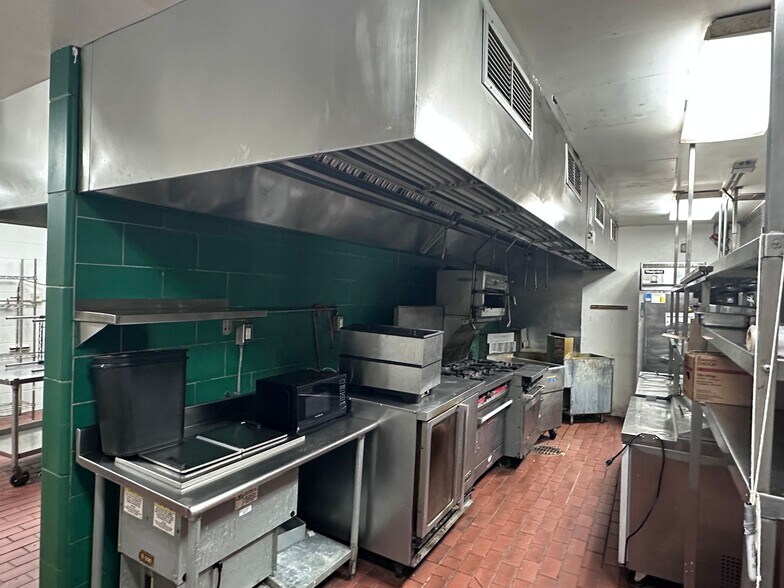 More Photos Of 423 S Union St, Traverse City General Retail For Sale