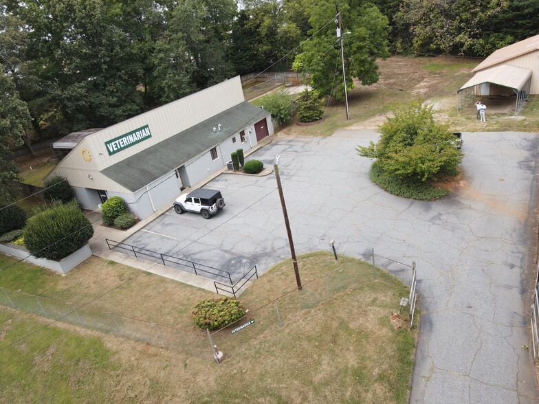 Primary Photo Of 409 Old Buncombe Rd, Travelers Rest Veterinarian Kennel For Sale