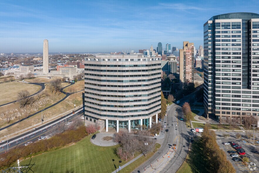 More Photos Of 2600 Grand Blvd, Kansas City Office For Lease