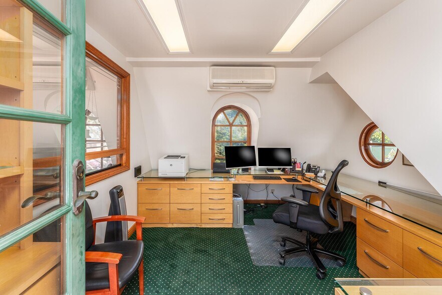 More Photos Of 8752 Holloway Dr, West Hollywood Office For Lease