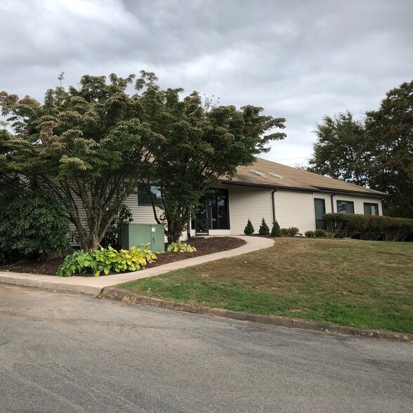 More Photos Of 8 Old Indian Trl, Middlefield Office For Lease