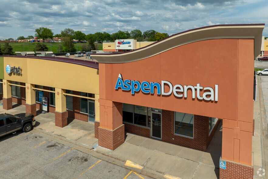 More Photos Of 3205-3225 Oak View Dr, Omaha General Retail For Lease