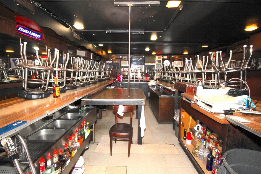 More Photos Of 1916-1920 S Christopher Columbus Blvd, Philadelphia Bar For Sale
