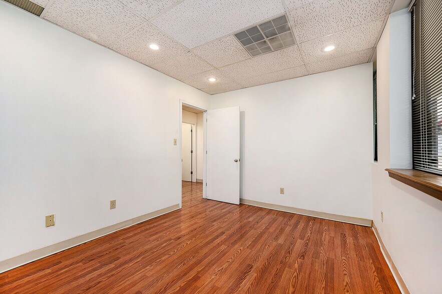 More Photos Of 5950 N Oak Tfwy, Kansas City Office For Sale