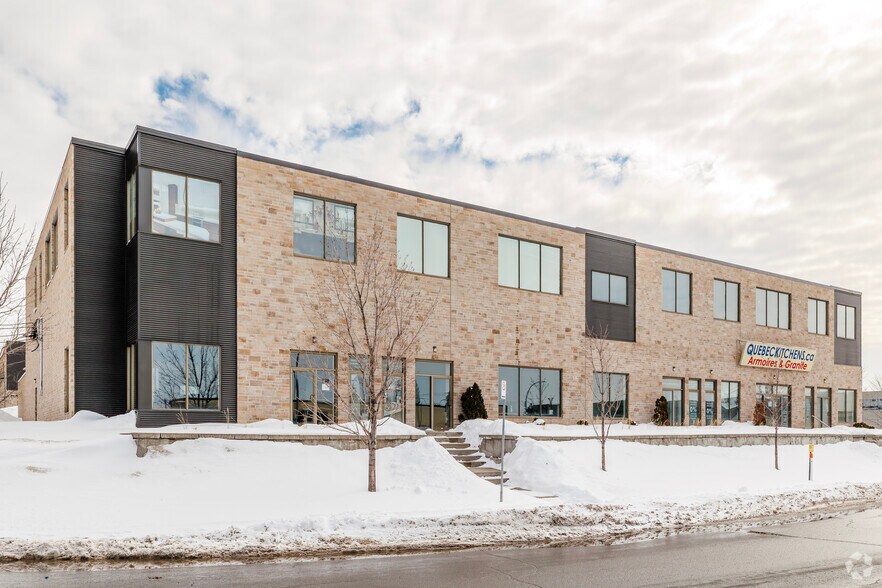 More Photos Of 310-350 Rue Ness, Montréal Light Distribution For Sale