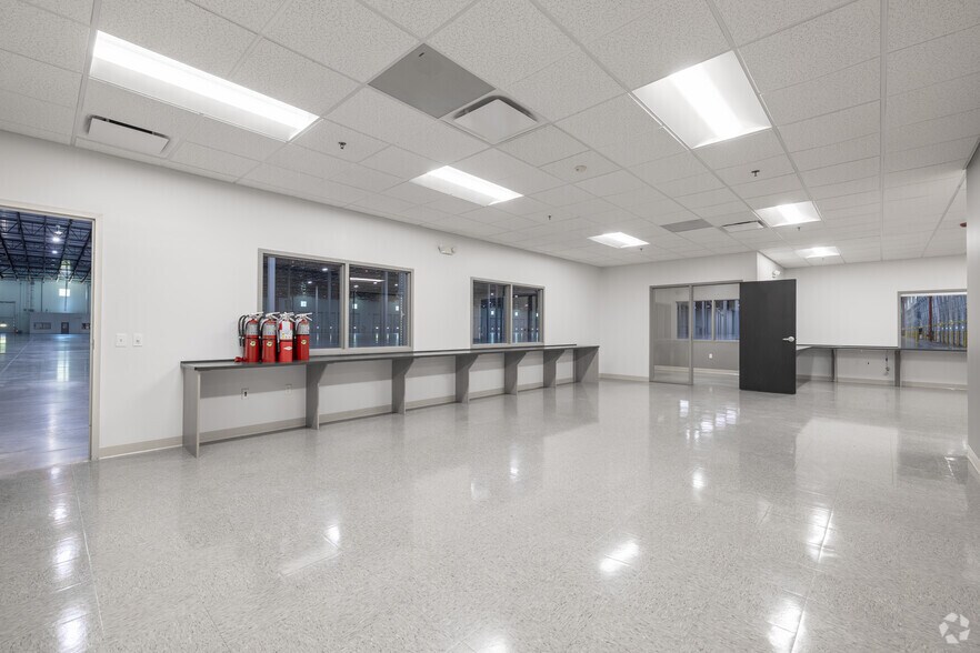 More Photos Of 198 Commercial Blvd, Blakeslee Warehouse For Lease