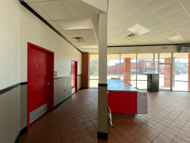 More Photos Of 5959 NW Expressway St, Oklahoma City Freestanding For Lease