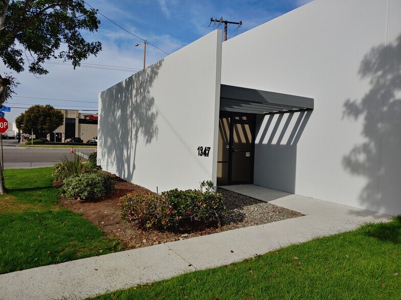 More Photos Of 1307-1347 W Trenton Ave, Orange Warehouse For Lease