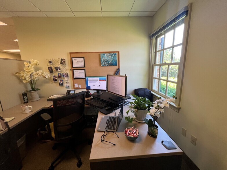 More Photos Of 100 Progress Dr, Doylestown Bank For Lease