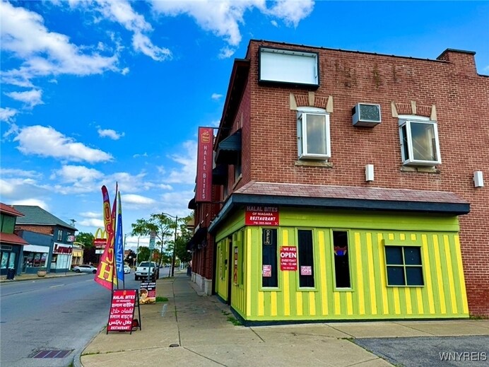 More Photos Of 1701 Pine Ave, Niagara Falls Restaurant For Sale