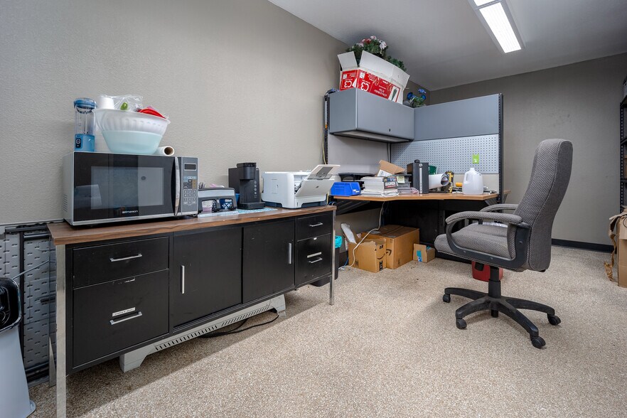 More Photos Of 319-323 NW 59th St, Oklahoma City Manufacturing For Sale