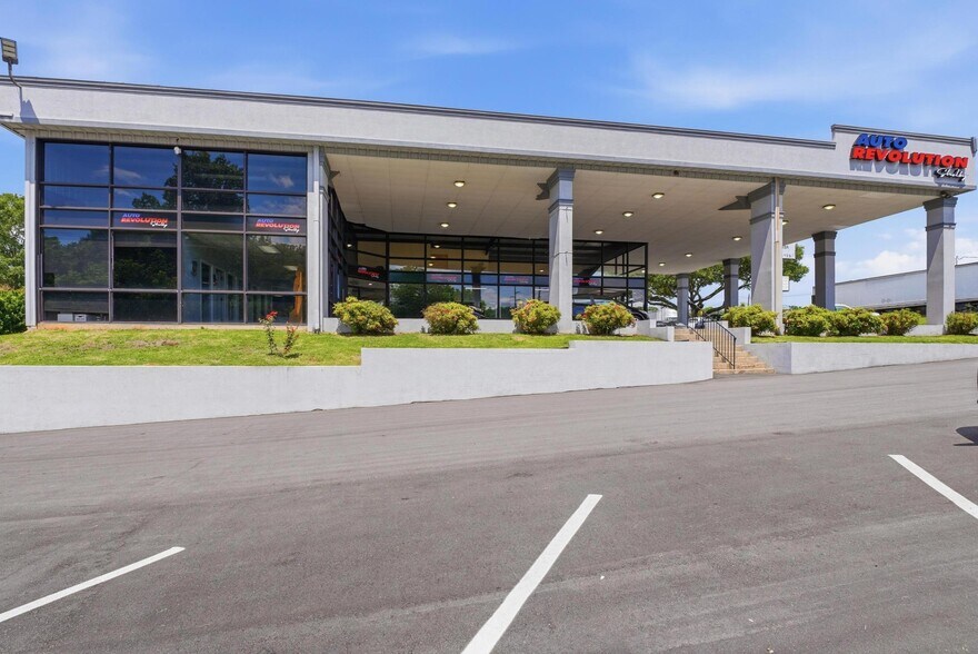 More Photos Of 325 W Dixon Blvd, Shelby Unknown For Lease