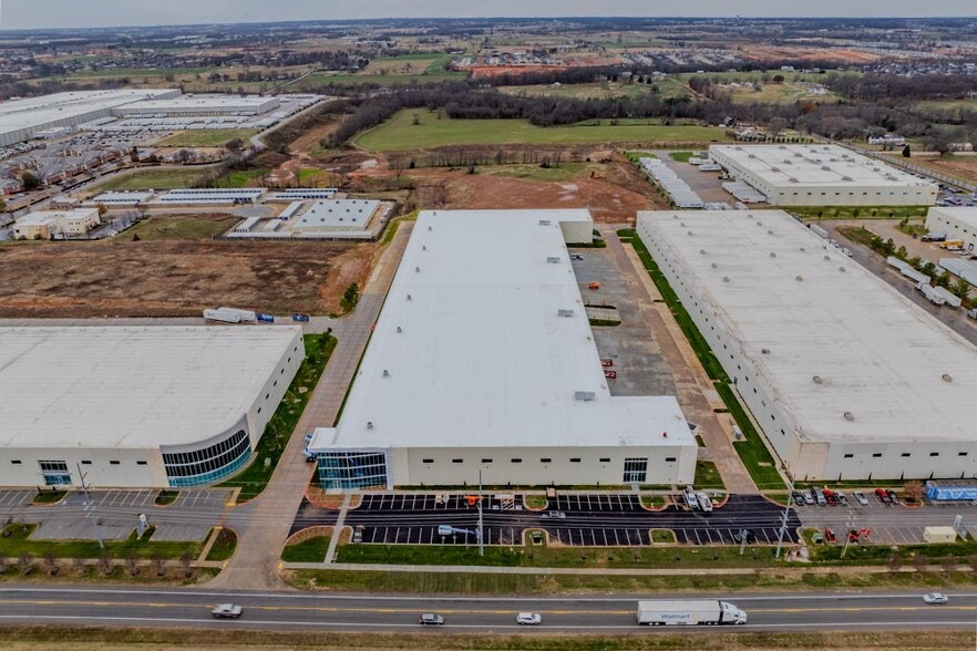 More Photos Of 5100 SW Regional Airport Blvd, Bentonville Warehouse For Lease