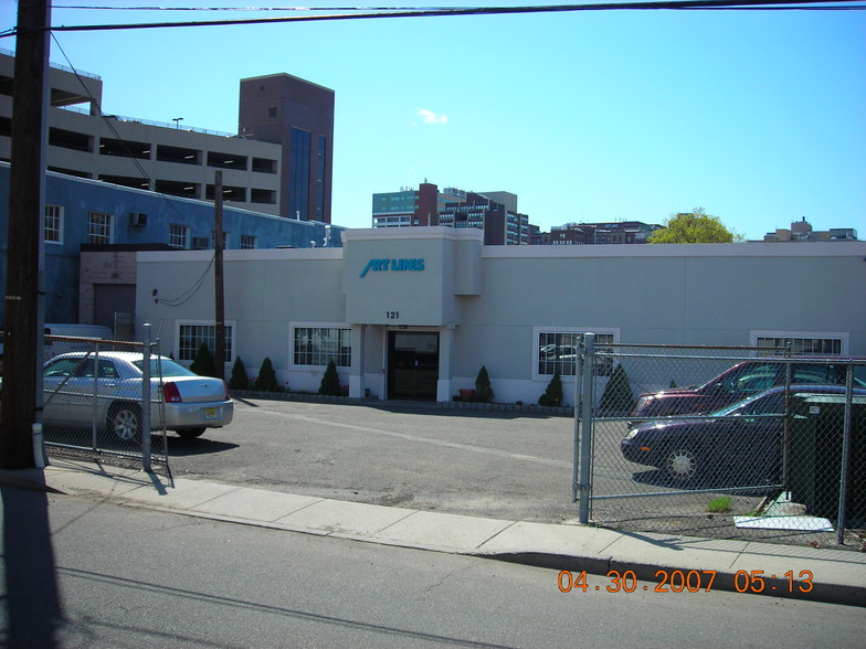 Primary Photo Of 119-125 Railroad Ave, Hackensack Showroom For Lease