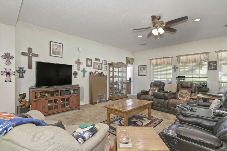 More Photos Of 18135 N Highway 75, Willis Specialty For Sale