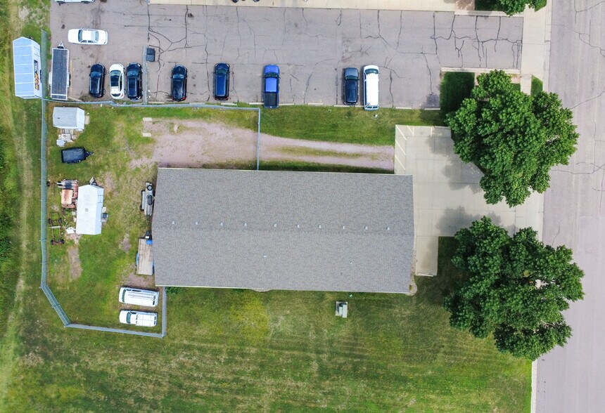 More Photos Of 1814 W 50th St, Sioux Falls Light Distribution For Lease