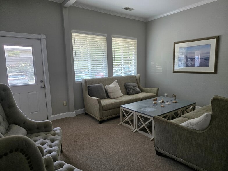 More Photos Of 21 New Orleans Rd, Hilton Head Island Office For Sale