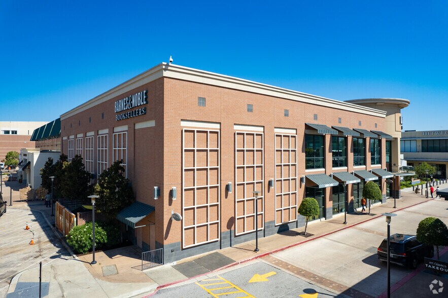 More Photos Of 1201 Lake Woodlands Dr, The Woodlands General Retail For Sale