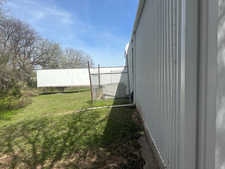 More Photos Of 1017 N Washington St, Ardmore Freestanding For Sale