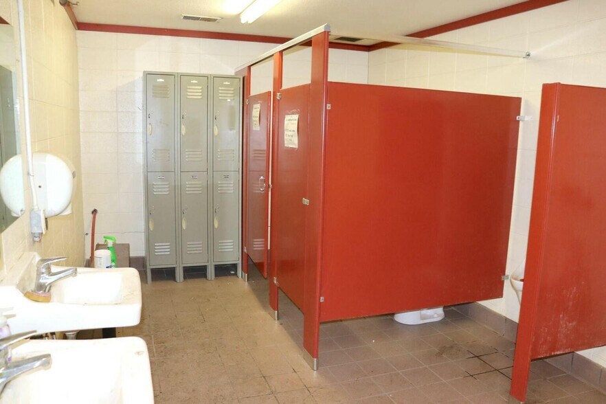 More Photos Of 1301 Industrial Park Rd, Mountain Grove Warehouse For Sale