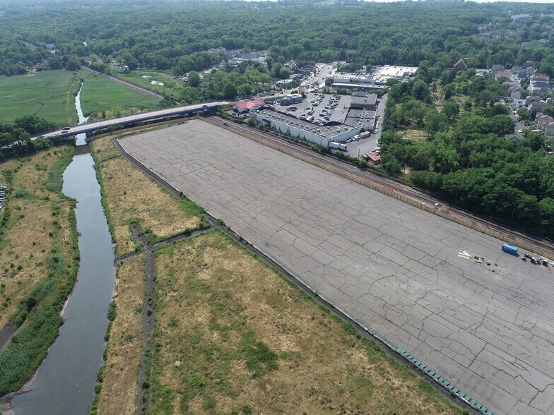 More Photos Of 1 Nassau Pl, Staten Island Warehouse For Lease