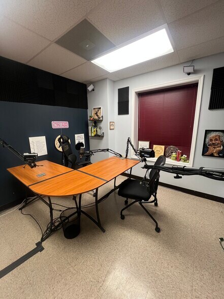 More Photos Of 161 Prosperity Dr, Winchester Showroom For Lease