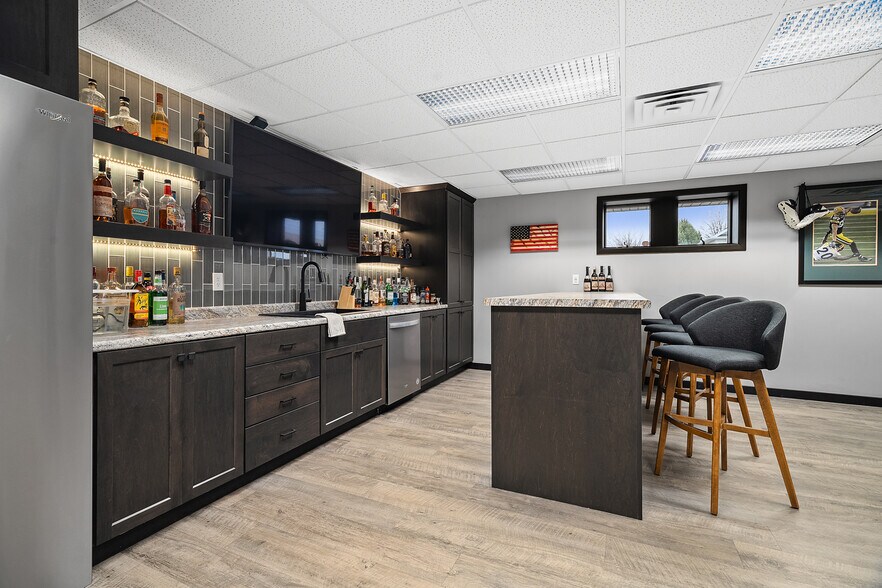 More Photos Of 812 Cormier Rd, Ashwaubenon Office For Lease