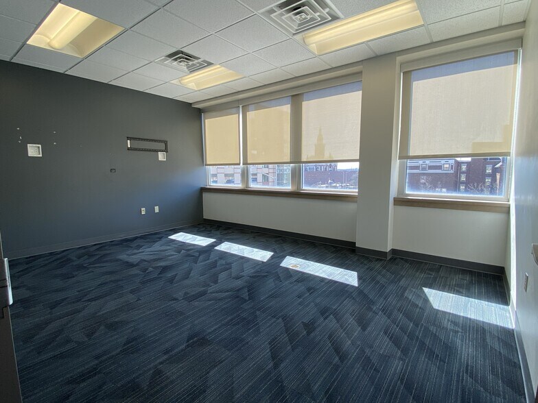 More Photos Of 131 W 10th St, Dubuque Medical For Lease