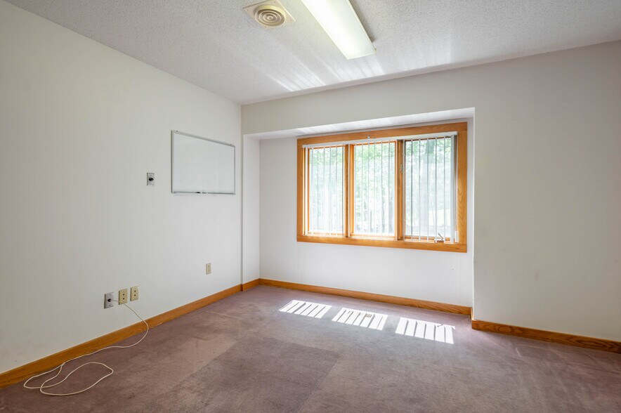 More Photos Of 74 Northeastern Blvd, Nashua Medical For Sale