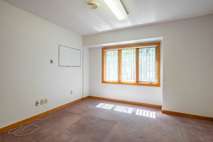 More Photos Of 74 Northeastern Blvd, Nashua Medical For Sale