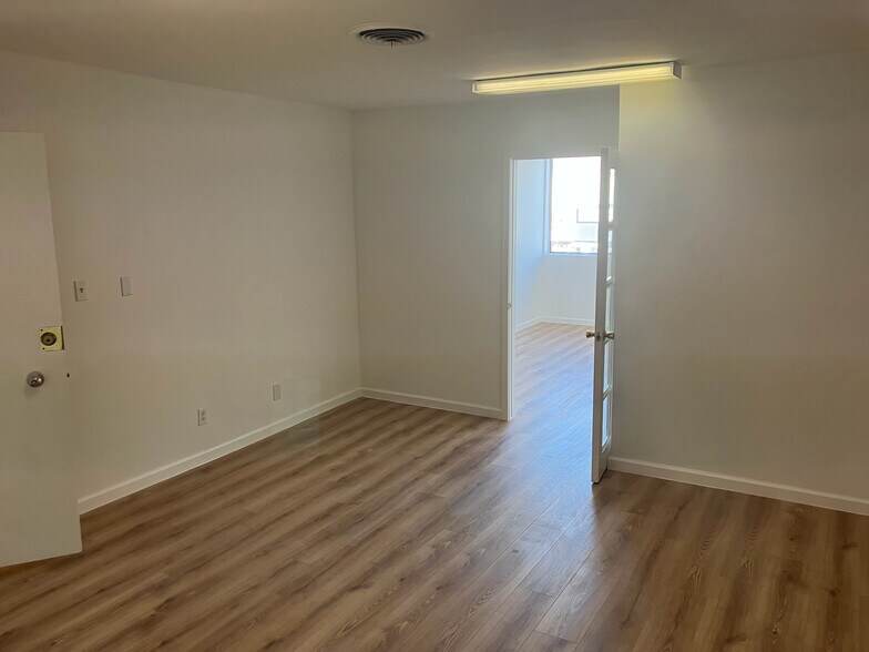 More Photos Of 22026-22030 Ventura Blvd, Woodland Hills Storefront Retail Office For Lease