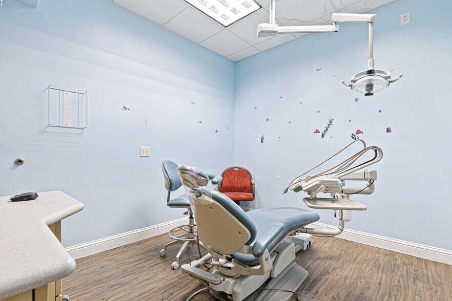 More Photos Of 10215 Scyene Rd, Dallas Medical For Sale