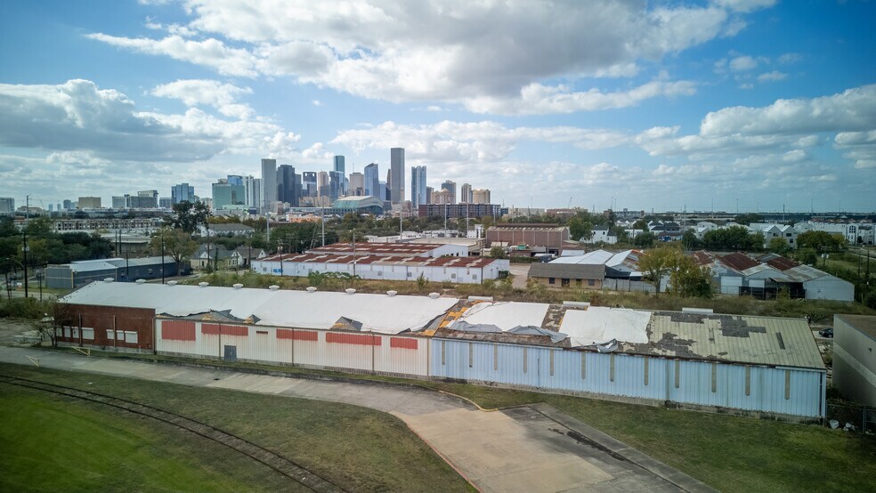More Photos Of 3229 Navigation Blvd, Houston Warehouse For Sale
