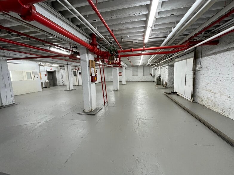 More Photos Of 550-560 Barry St, Bronx Warehouse For Lease