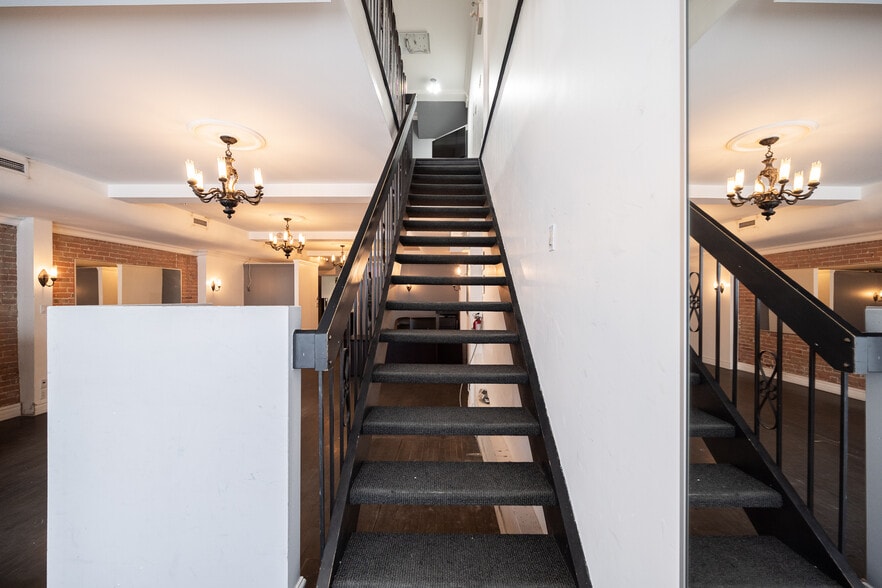 More Photos Of 1583 Rue Saint-Hubert, Montréal Medical For Sale
