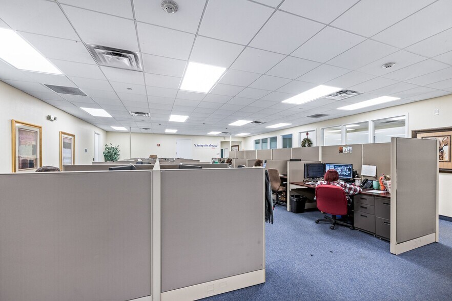 More Photos Of 6015 31st St E, Bradenton Office For Sale