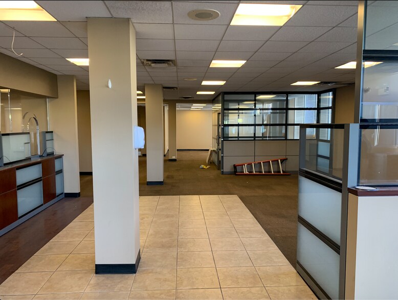 More Photos Of 3948-3954 N Sheridan Rd, Chicago Bank For Lease