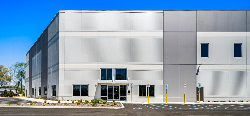 More Photos Of 4865 Veterans Memorial Hwy, Holbrook Distribution For Lease