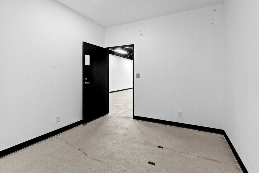 More Photos Of 9036 Winnetka Ave, Northridge Loft Creative Space For Lease