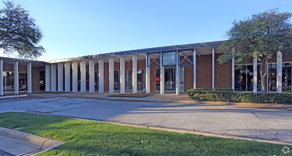 More Photos Of 1617 Hi Line Dr, Dallas Unknown For Lease